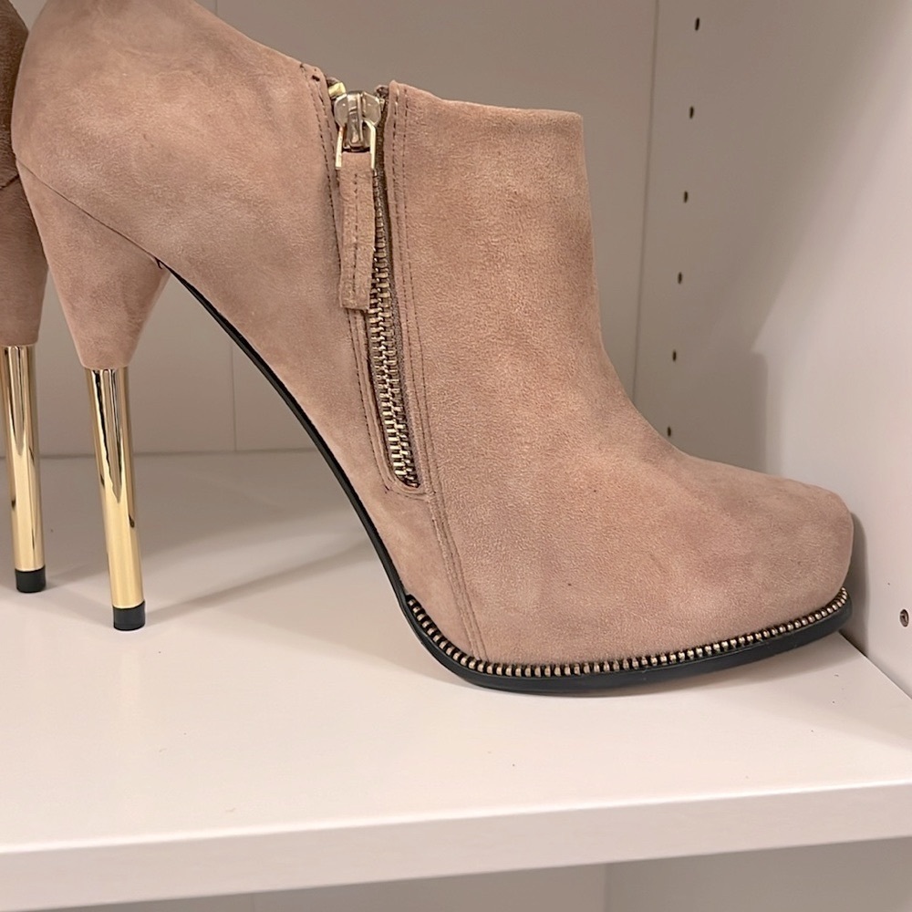 🎉 EUC ZARA WOMAN Tan suede Platform Booties with Gold Accent Heels size 40 EUR - Picture 4 of 8